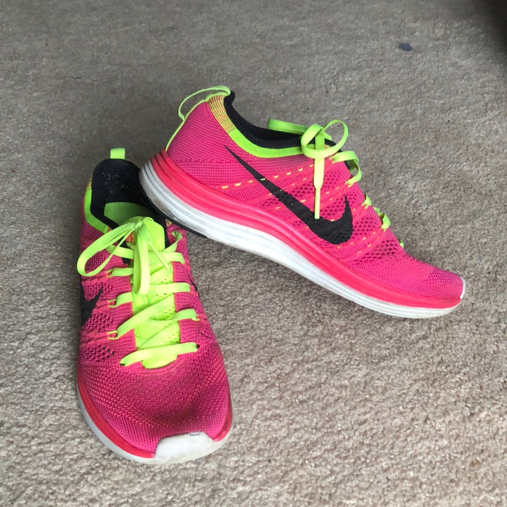 NIKE Sneakers- Size 6.5